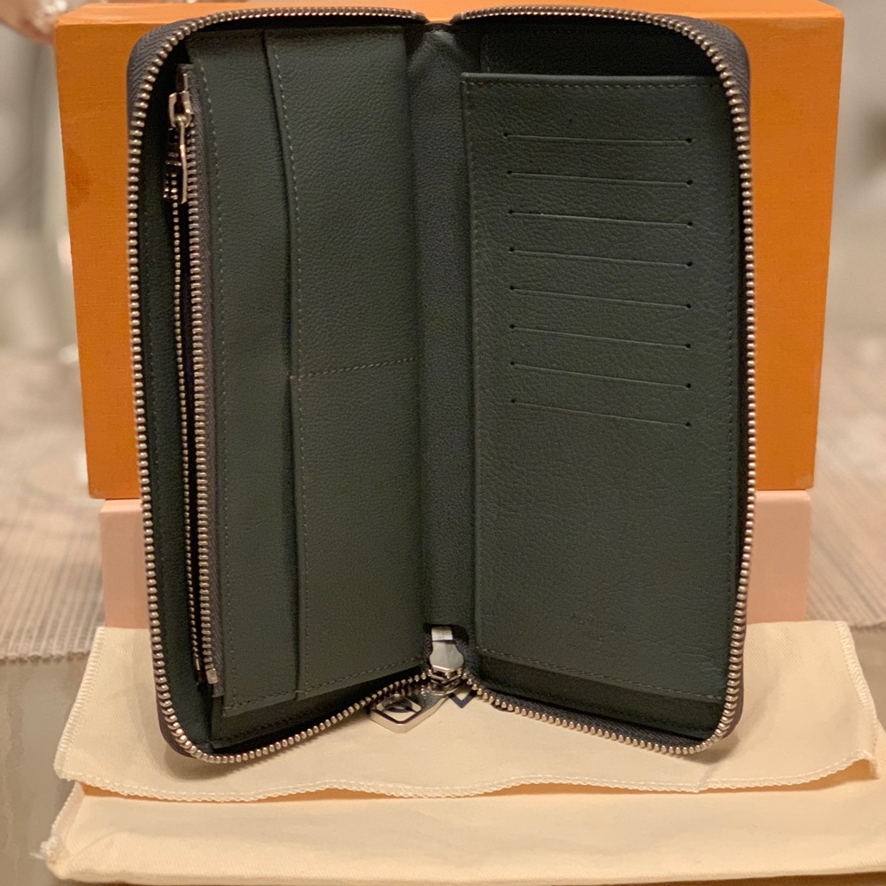 Gray Louis Vuitton Men’s Zippy Vertical Wallet - Picture 4 of 4